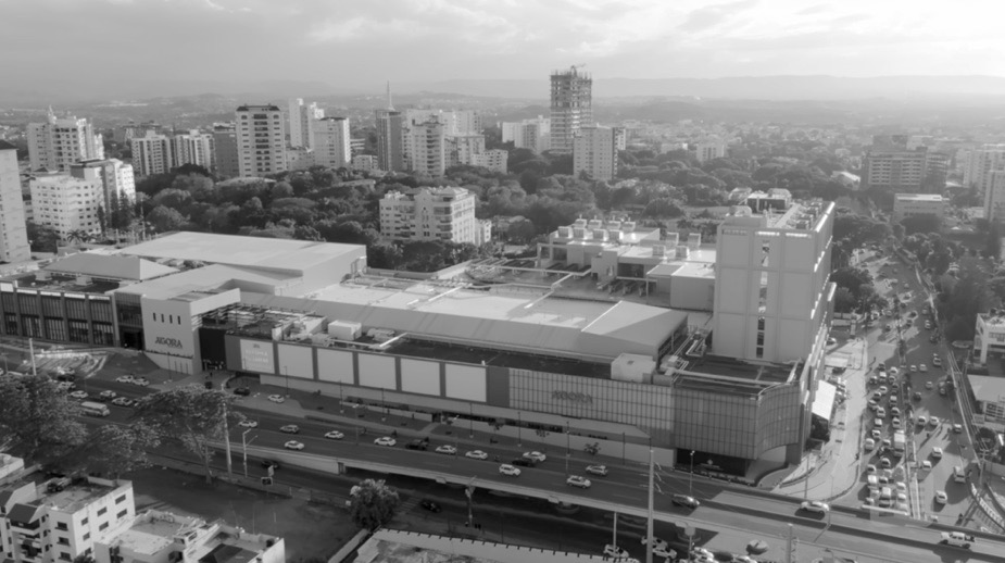 Vista aérea del entorno urbano y centro comercial
