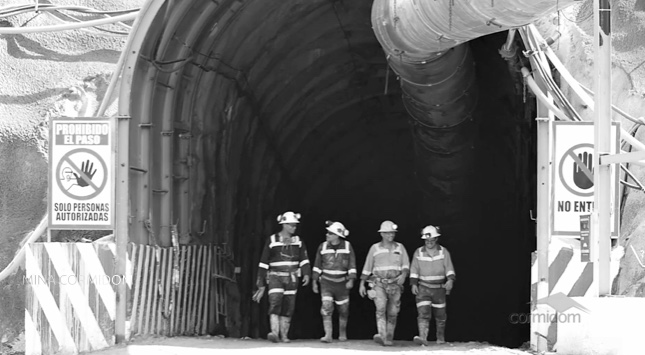 Mineros saliendo de un túnel