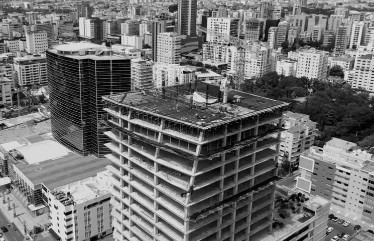 Vista aérea de torre en construcción en la ciudad